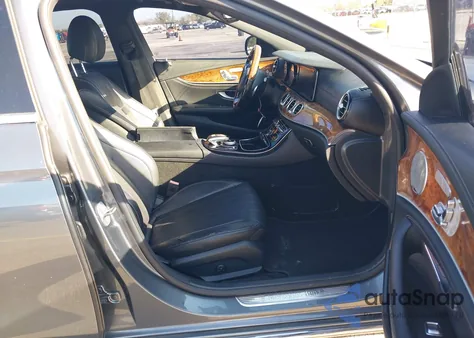 2017 Mercedes-Benz E 300 z USA, uszkodzony, nr VIN WDDZF4JB3HA081178